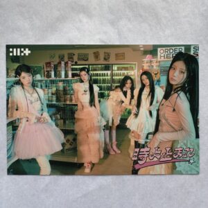 Pocztówka K-pop: ILLIT – Japan 1st Single Album „時よ止まれ”
